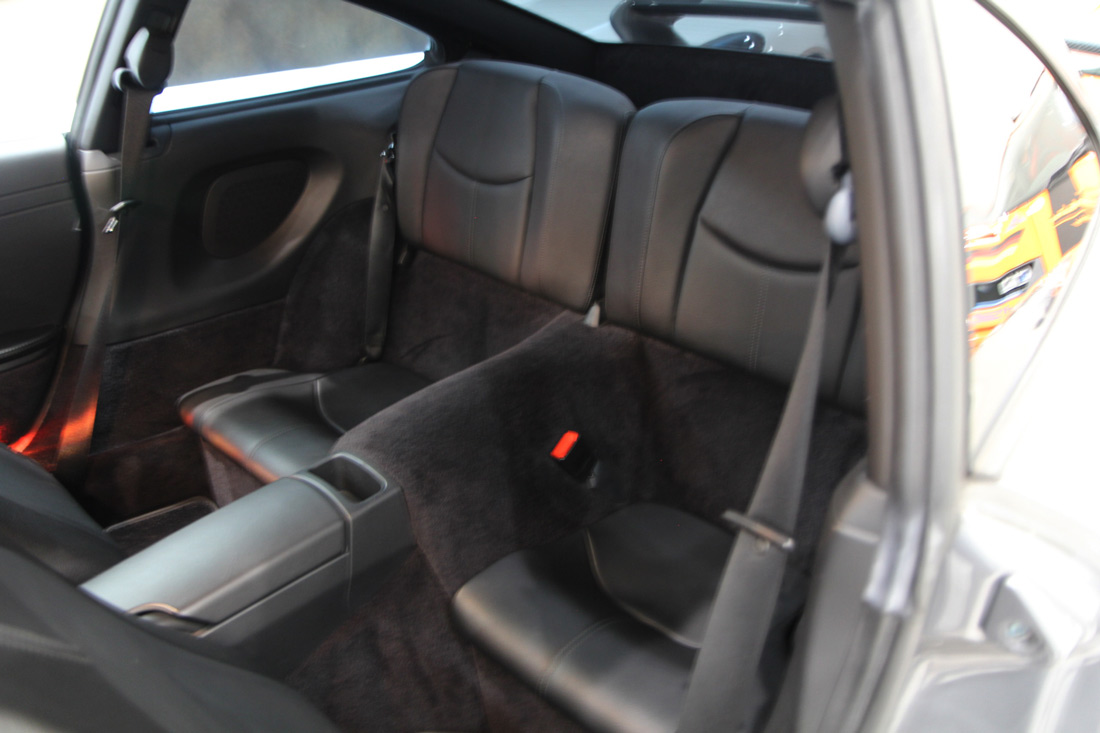 ポルシェ 911 カレラS ティプトロニックS　GT3仕様の後ろ席画像