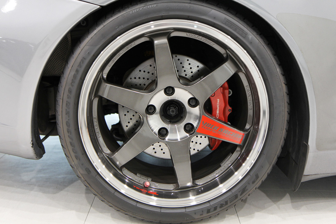 ポルシェ 911 カレラS ティプトロニックS　GT3仕様のタイヤ画像