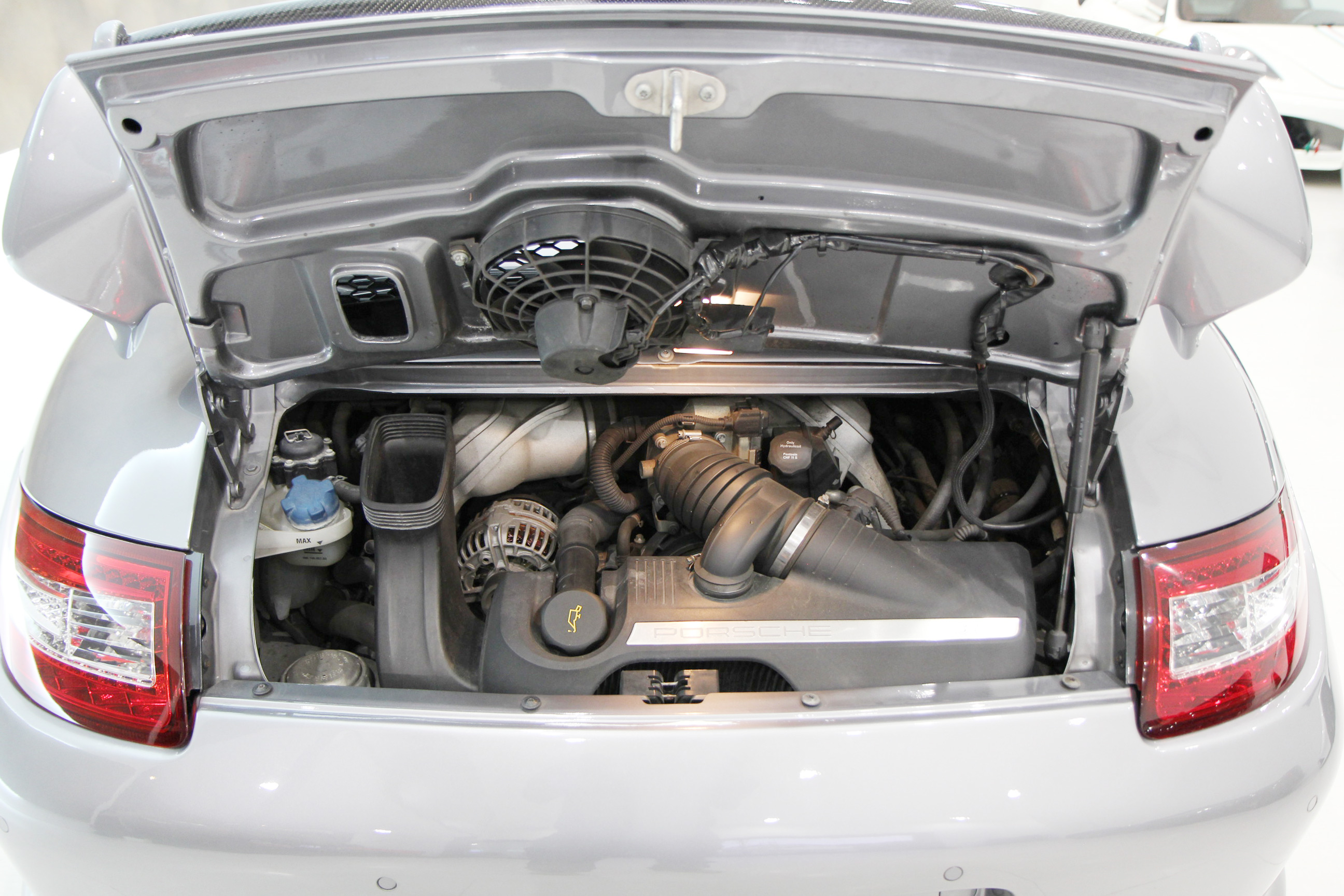ポルシェ 911 カレラS ティプトロニックS　GT3仕様のエンジンルーム画像