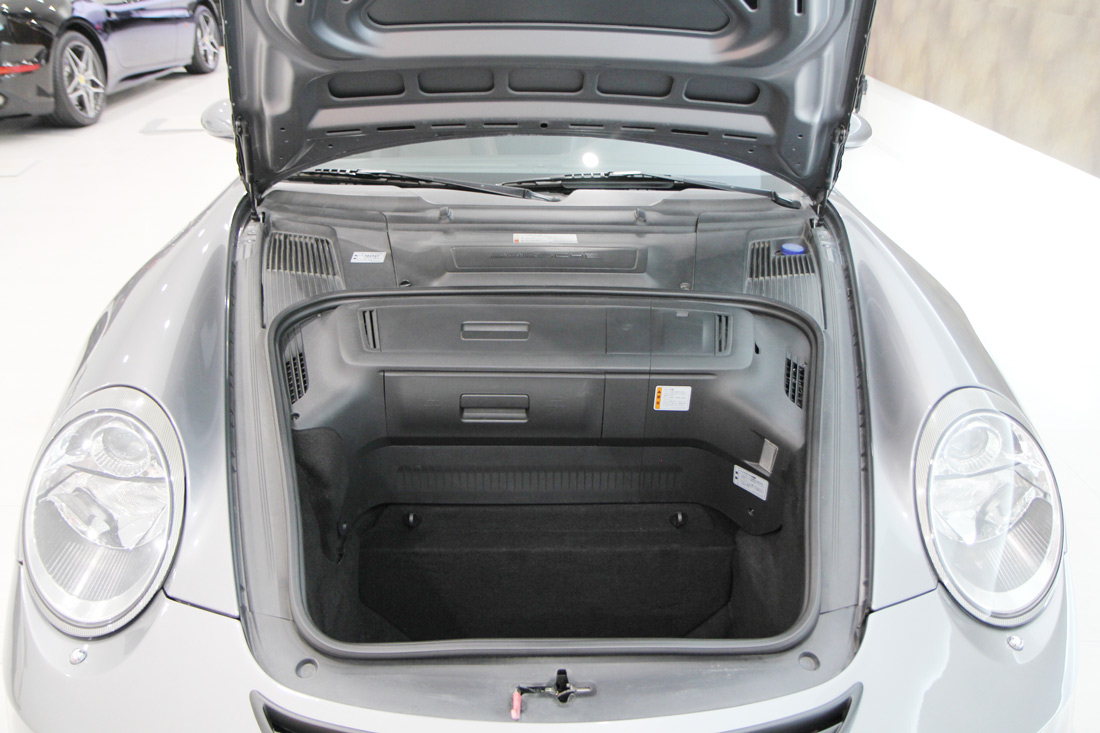 ポルシェ 911 カレラS ティプトロニックS　GT3仕様のトランク画像